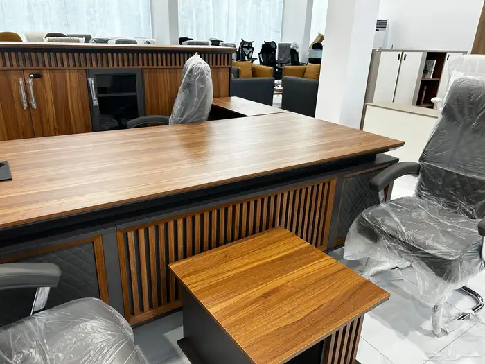 طاولة مكتب بلمسة فنية  متوفرة بأحجام مختلفة. 10