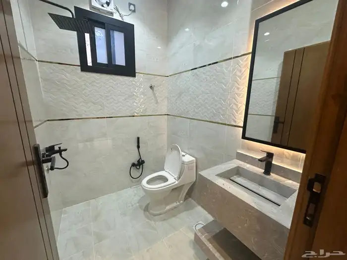 فيلا نصف ارض للبيع حي الشفا مستقله ثلاث ادوار مصعد راكب 17