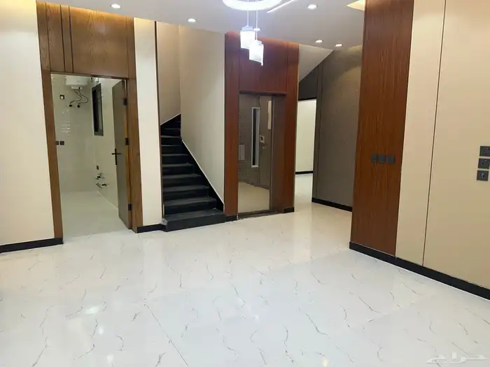 فيلا نصف ارض للبيع حي الشفا مستقله ثلاث ادوار مصعد راكب 10