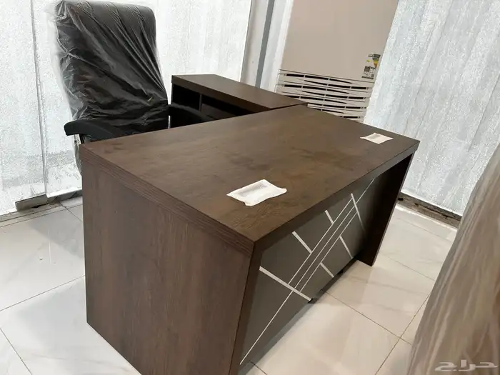 طاولة مكتب بلمسة فنية  متوفرة بأحجام مختلفة. 14