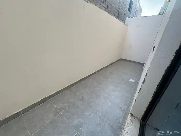 فيلا نصف ارض للبيع حي الشفا مستقله ثلاث ادوار مصعد راكب 16