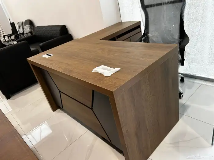 طاولة مكتب بلمسة فنية  متوفرة بأحجام مختلفة. 12