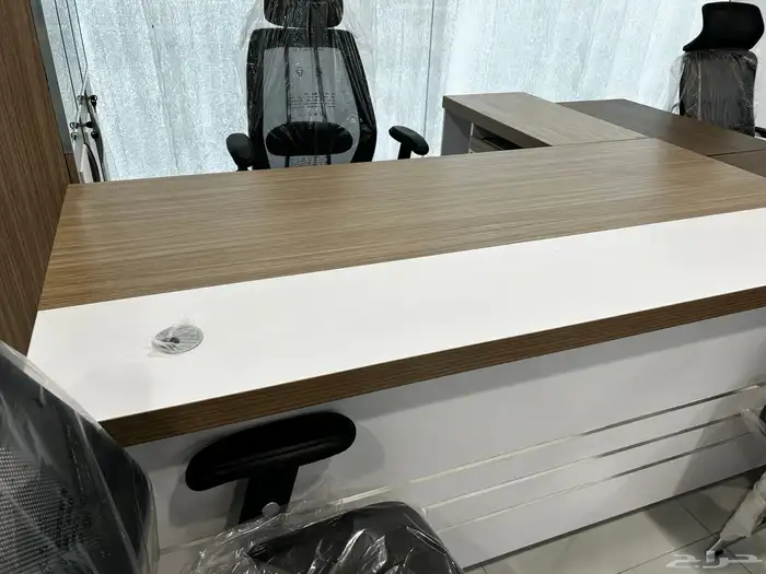 طاولة مكتب بلمسة فنية  متوفرة بأحجام مختلفة. 16