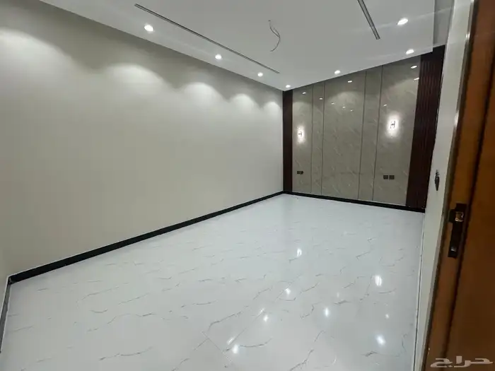 فيلا نصف ارض للبيع حي الشفا مستقله ثلاث ادوار مصعد راكب 13