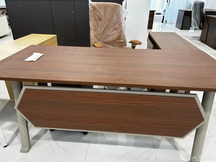 طاولة مكتب بلمسة فنية  متوفرة بأحجام مختلفة. 17