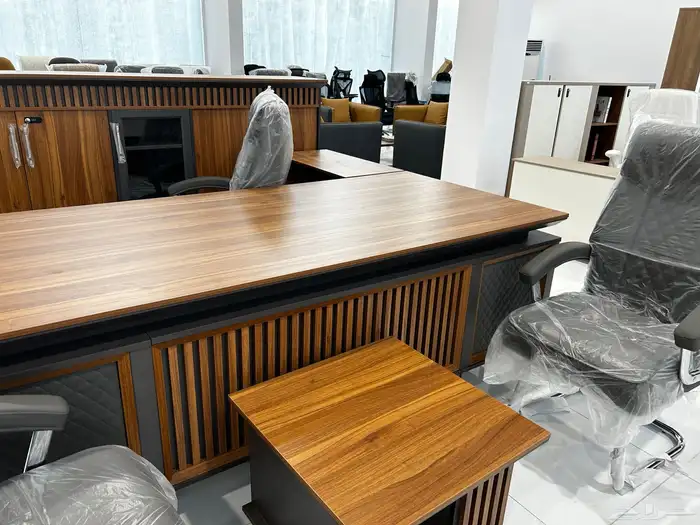 طاولة مكتب بلمسة فنية  متوفرة بأحجام مختلفة. 11