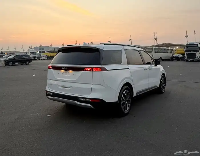 كيا كارنفال 2023 ( بنزين ) نص فل شبه جديدة 3