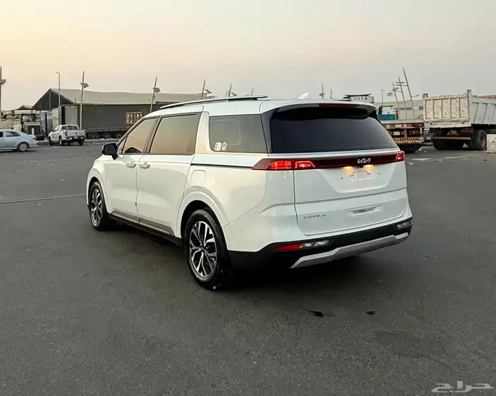 كيا كارنفال 2023 ( بنزين ) نص فل شبه جديدة 5