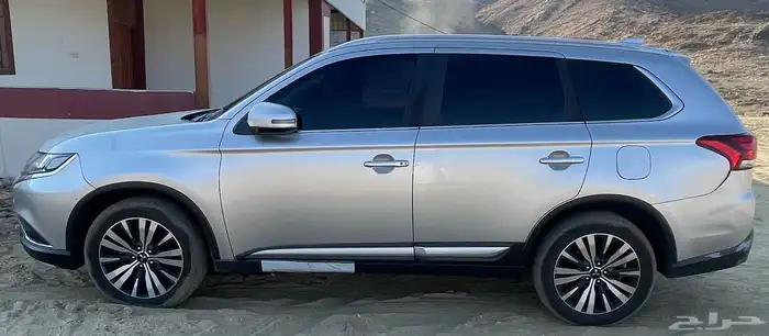 ميتسوبيشي آوت لاندر 2019 اللوحة خارج البيعة 9