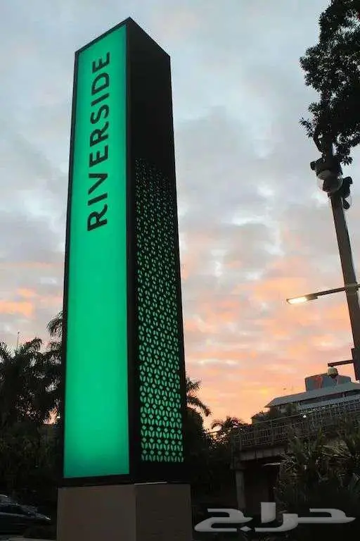 تنفيذ لوحات و لافتات عمودية Pylon Sign 3