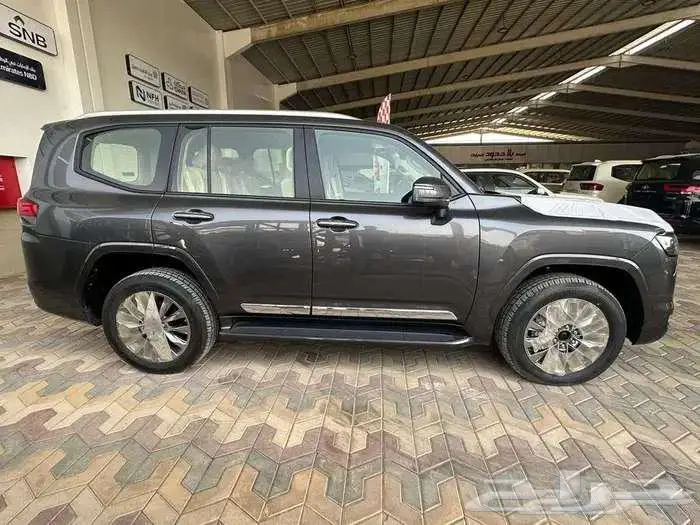 تويوتا لاندكروزر GXR L3 بنزين 2025 سعودي بالنقد والتقسيط 4