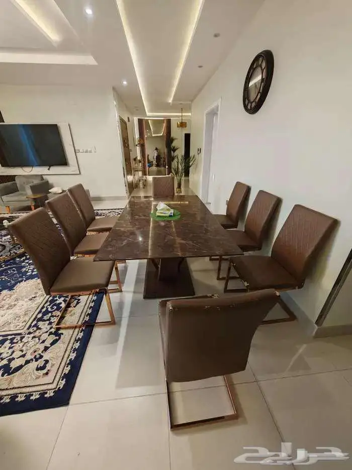 للبيع طاولة طعام رخام مكونه من 8 كراسي مديل حديث نظيفه جدا 0