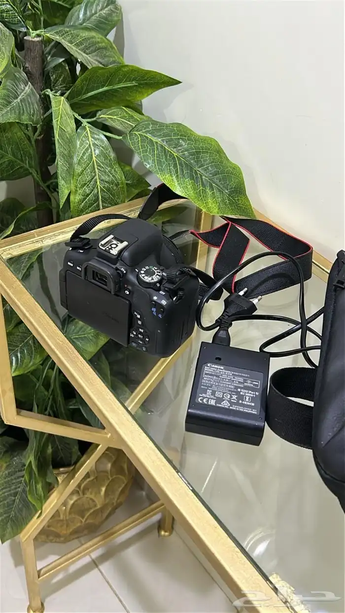 كاميرا كانون 700 D مع شاحن وشنطة الكاميرا كويسه ونظيفة 1