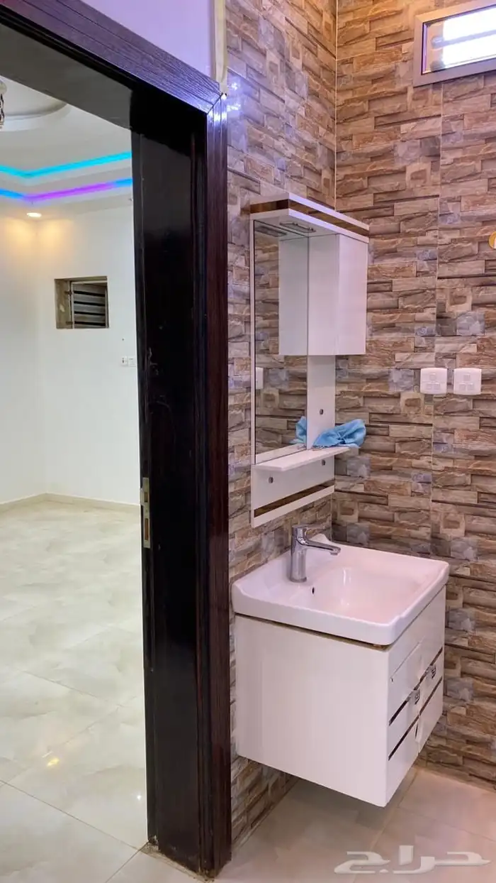 شقة للأجار الشهري العقيق 5