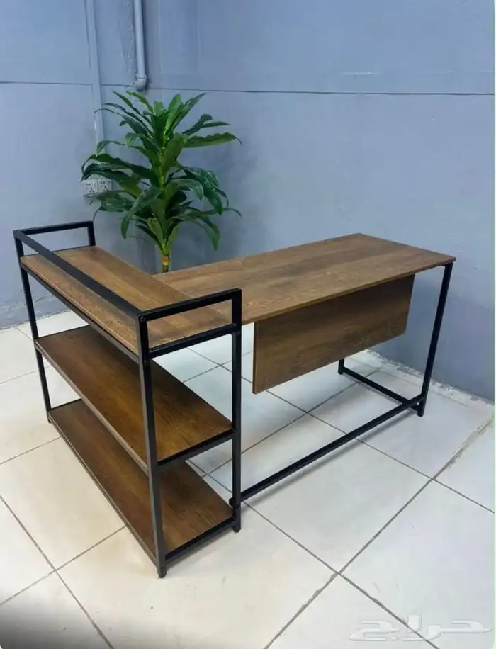 طاولة مكتب بلمسة فنية  متوفرة بأحجام مختلفة. 64