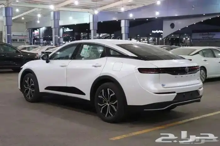 تويوتا كراون 2026 بريميوم ابيض 4