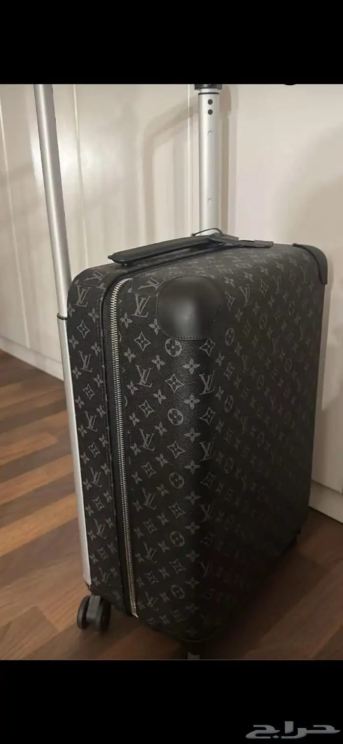 ودي مثل هذي الشنطه اللي عنده مثلها ويبي يبيعها يتواصل معي 0