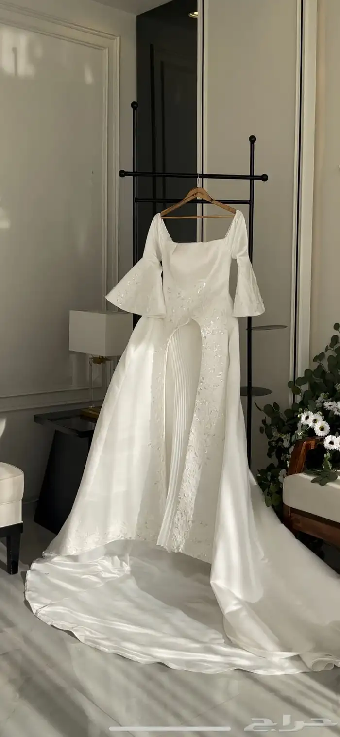 فستان زفاف للبيع يوجد معاه طرحه 1