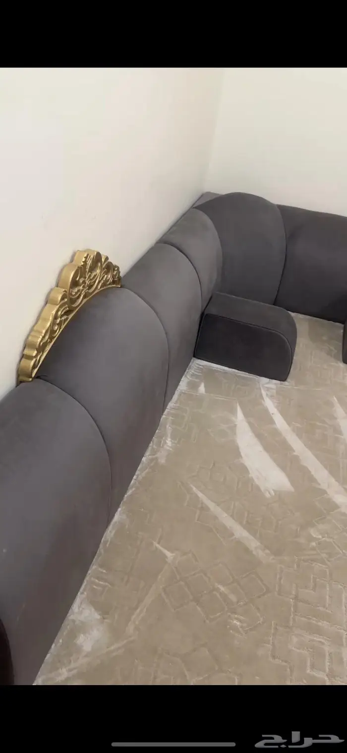 مساند وطاولة مع 4 خدمه للبيع 0