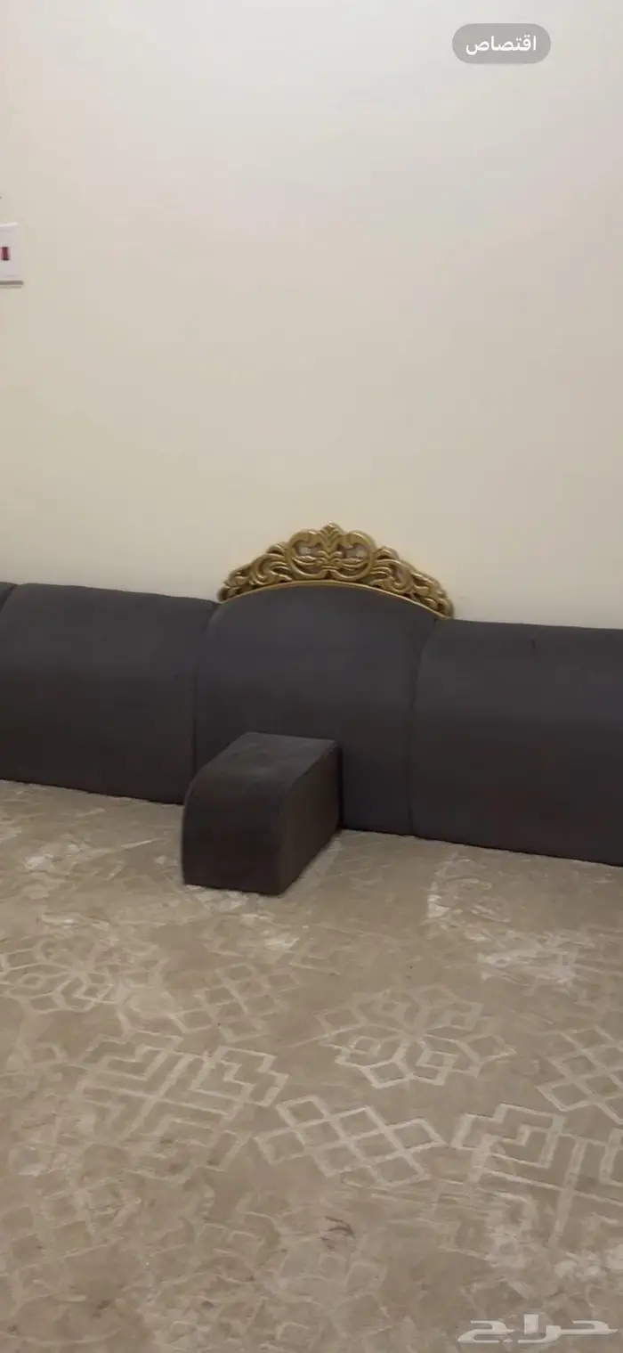 مساند وطاولة مع 4 خدمه للبيع 1