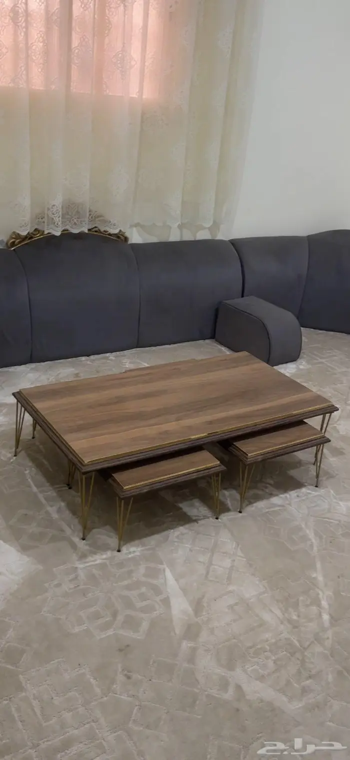 مساند وطاولة مع 4 خدمه للبيع 2