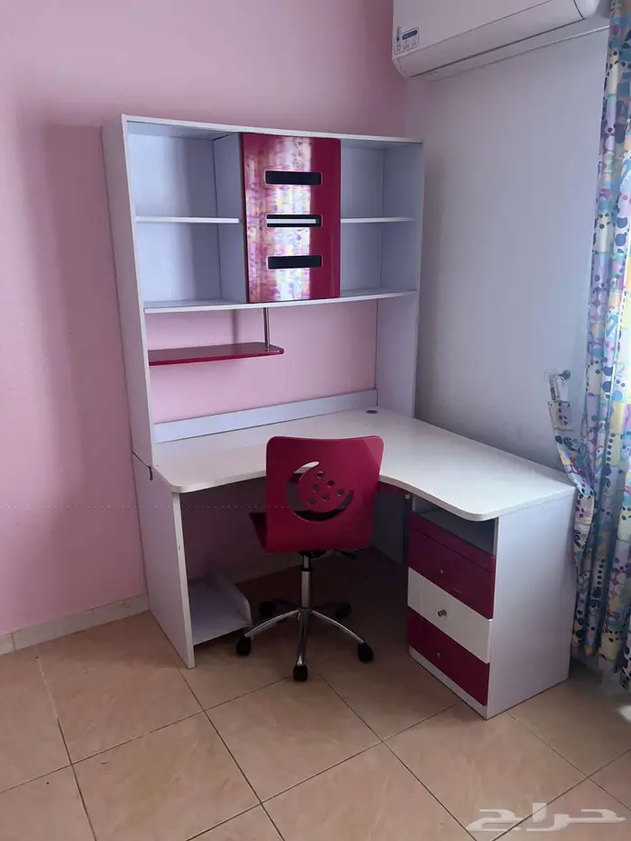 مكتب مع كرسي بحالة ممتازه 0