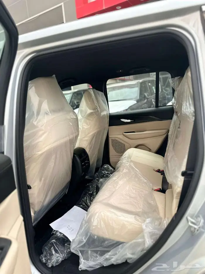 جيب جراند شيروكي 2025 لدى شركة عبدالمجيد الخضر 4