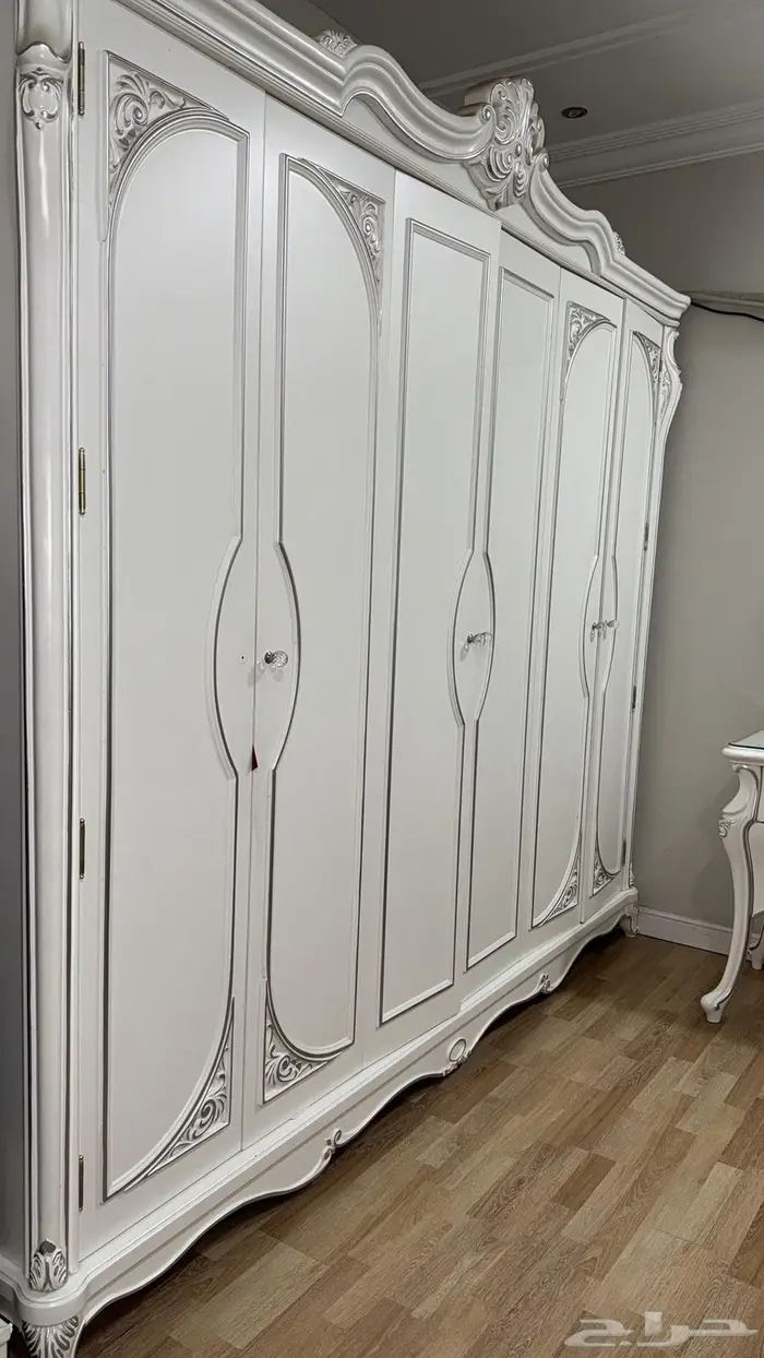 دولاب مع تسريحة و شوفينير و جزامة من المطلق 1