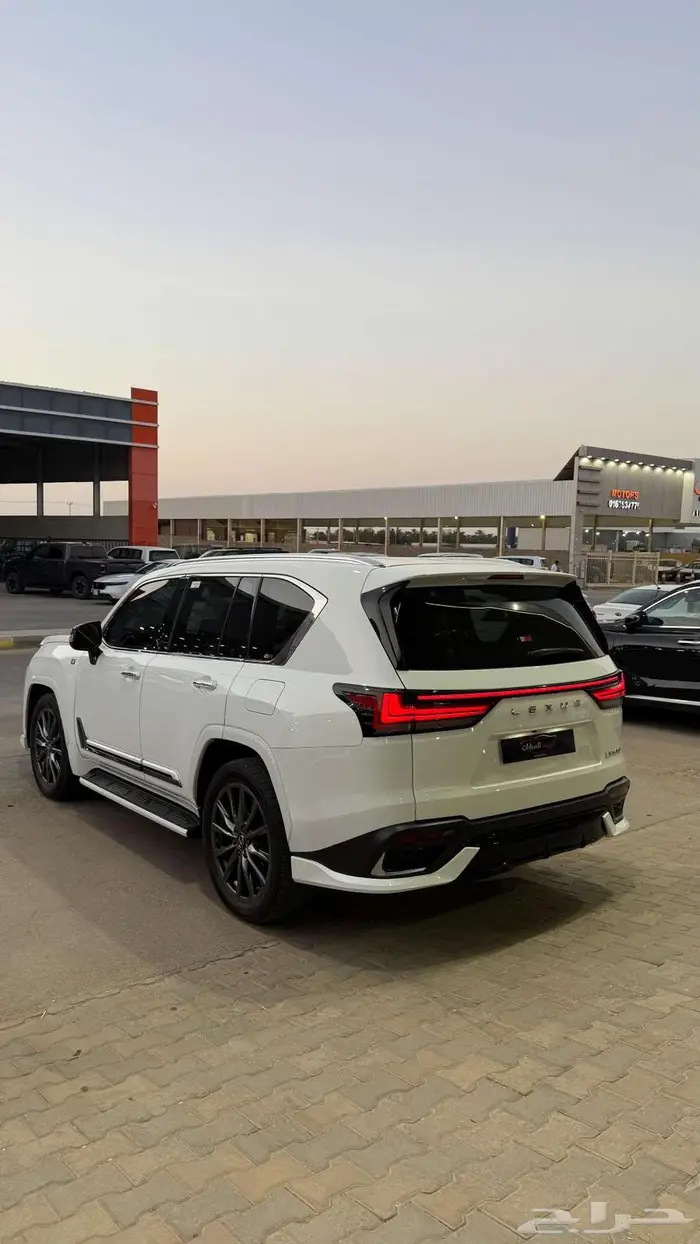 لكزس LX600 اف سبورت 2023 عداد 33000 فقط 3