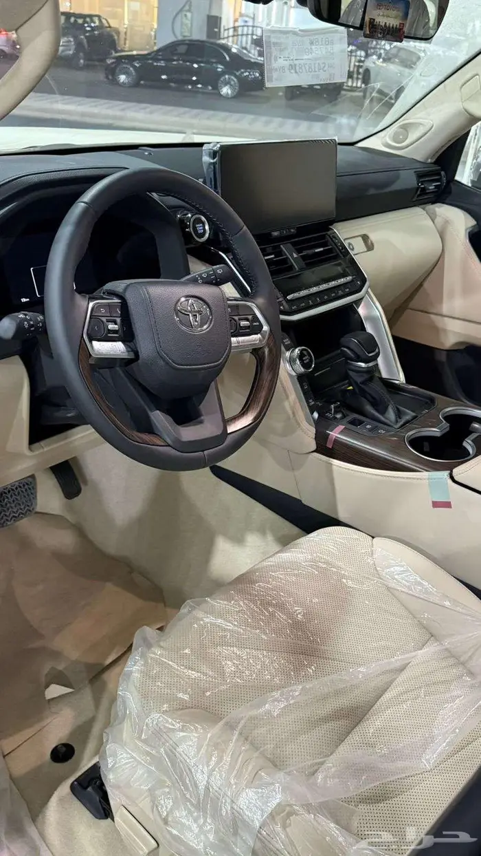 لاندكروزر GXR -G بنزين 2025 سعودي فل كامل 7