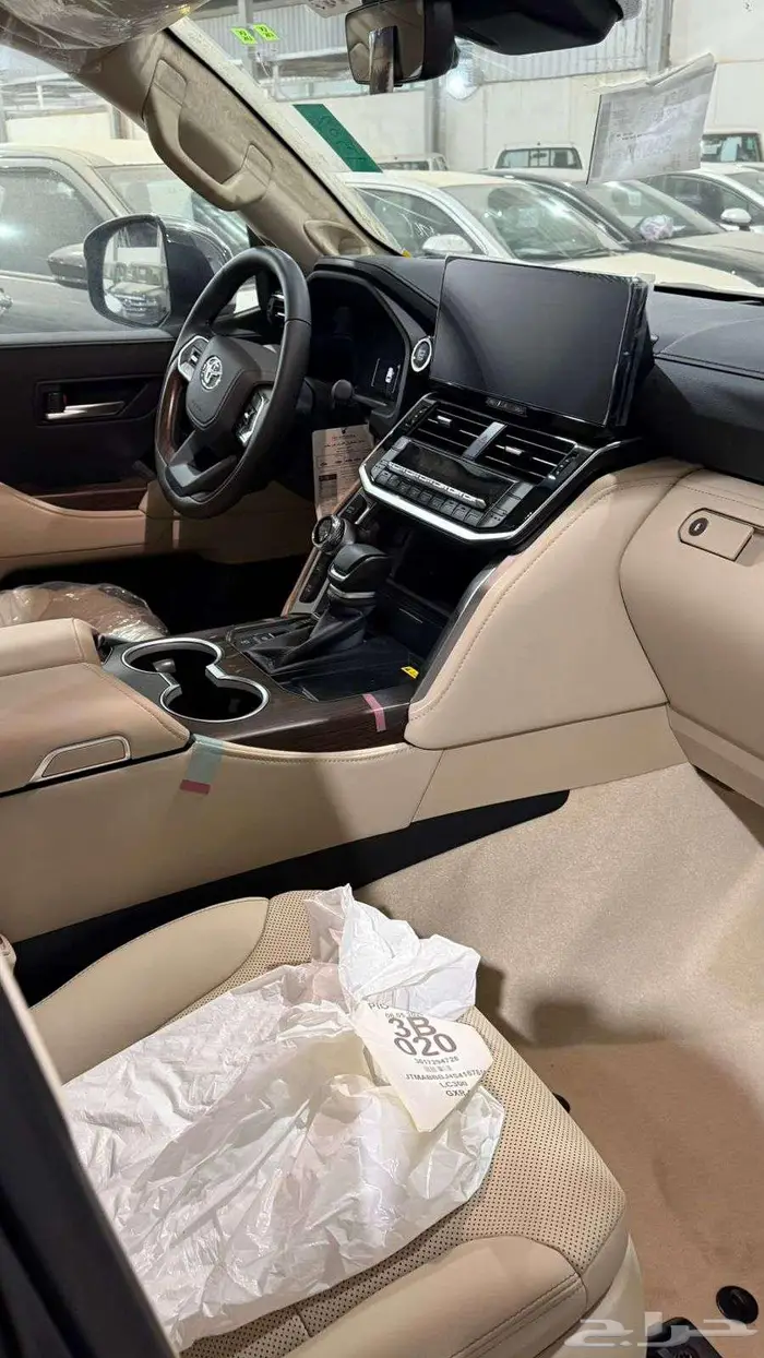 لاندكروزر GXR -G بنزين 2025 سعودي فل كامل 6