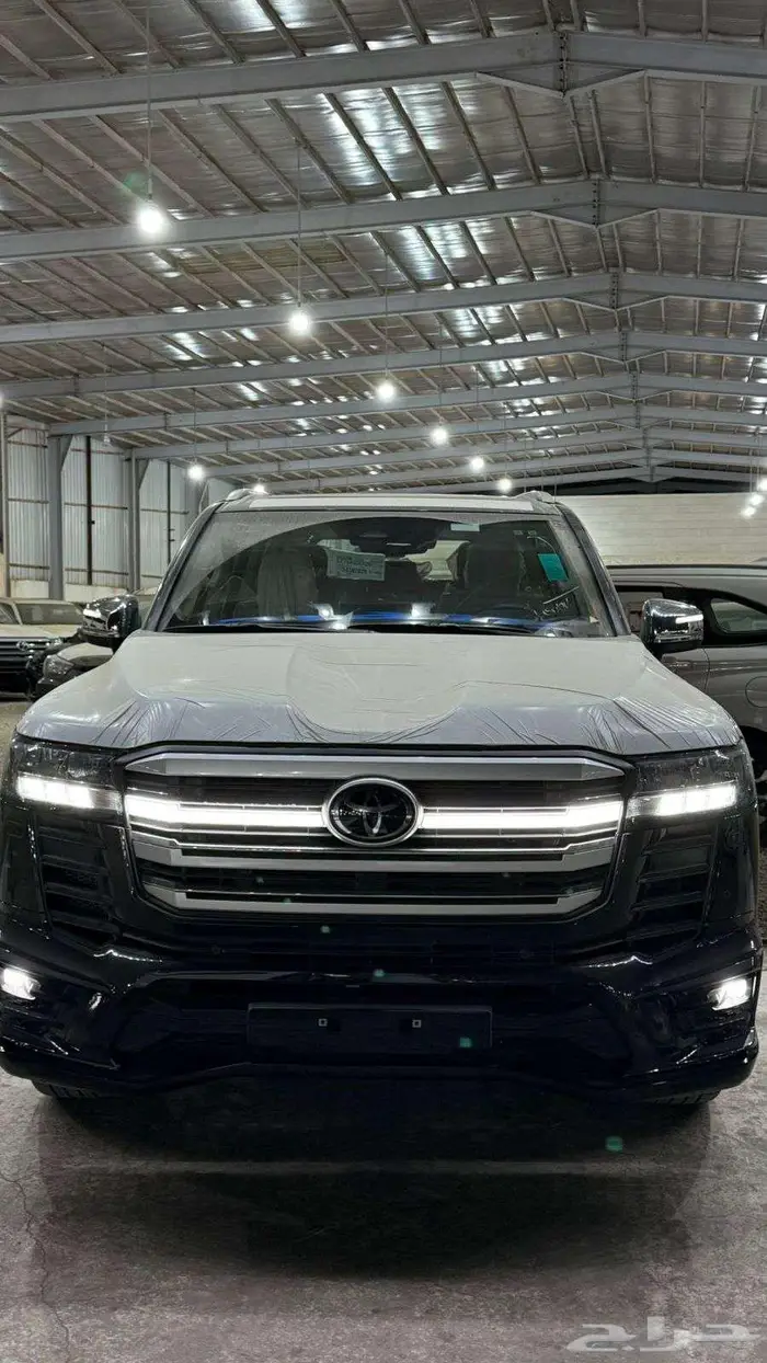 لاندكروزر GXR -G بنزين 2025 سعودي فل كامل 3