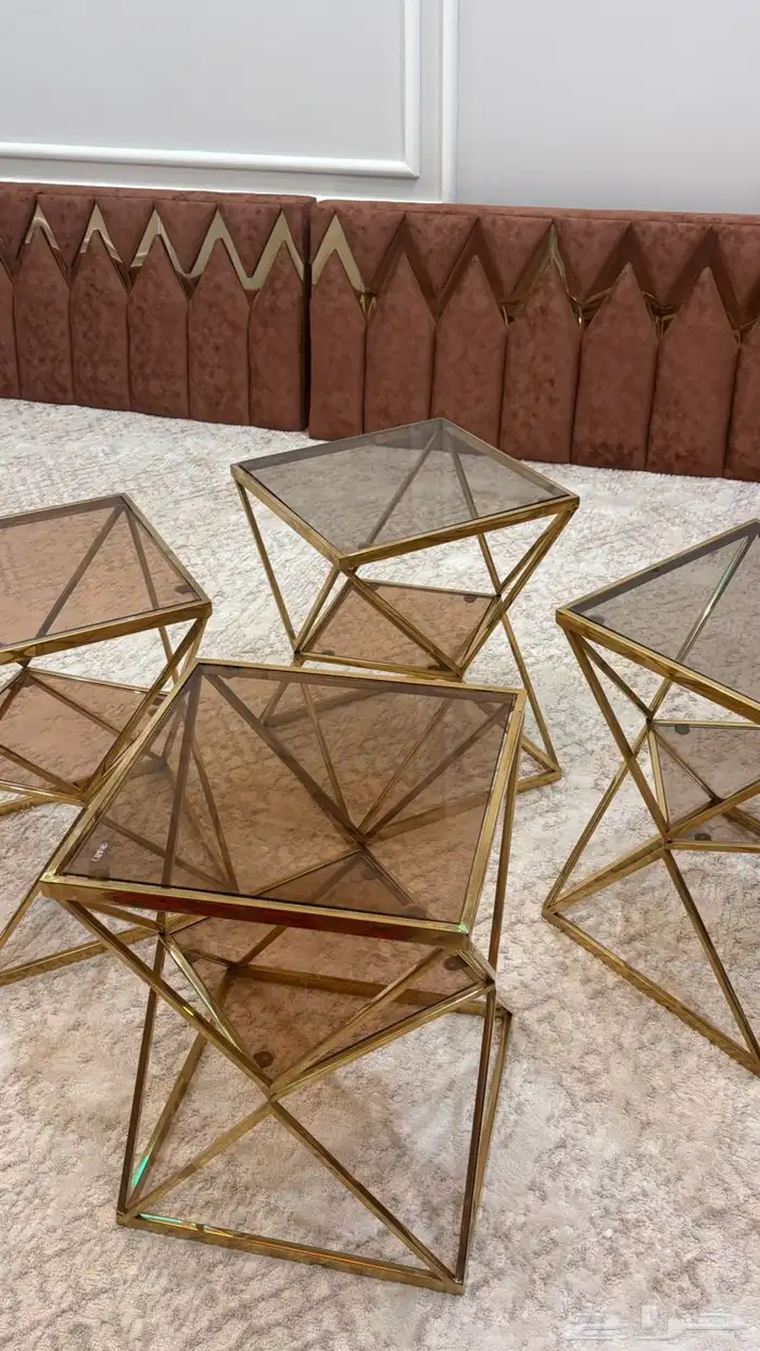 طاولة كبيره معها 4 خدمه 2