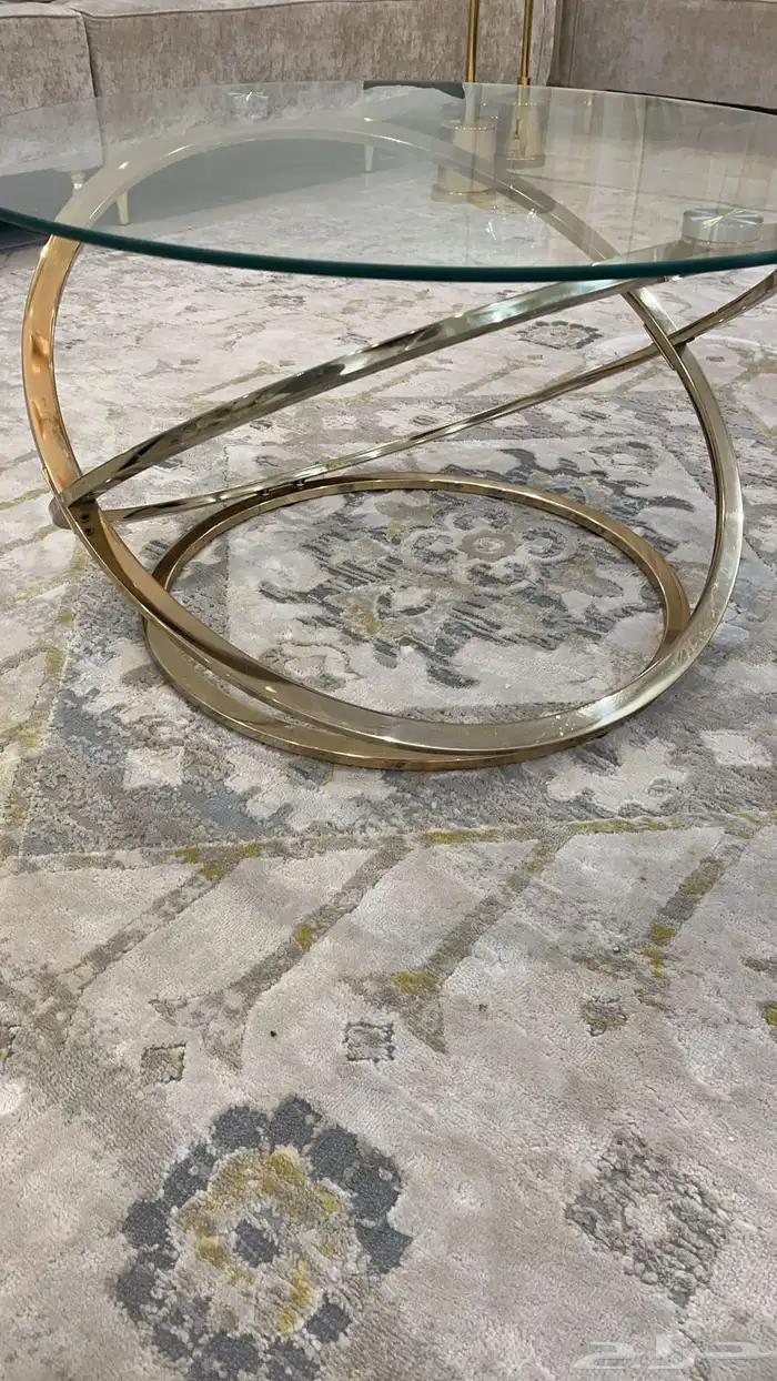 طاوله للبيع من هوم سنتر معاها 2 خدمه اصغر منها 4