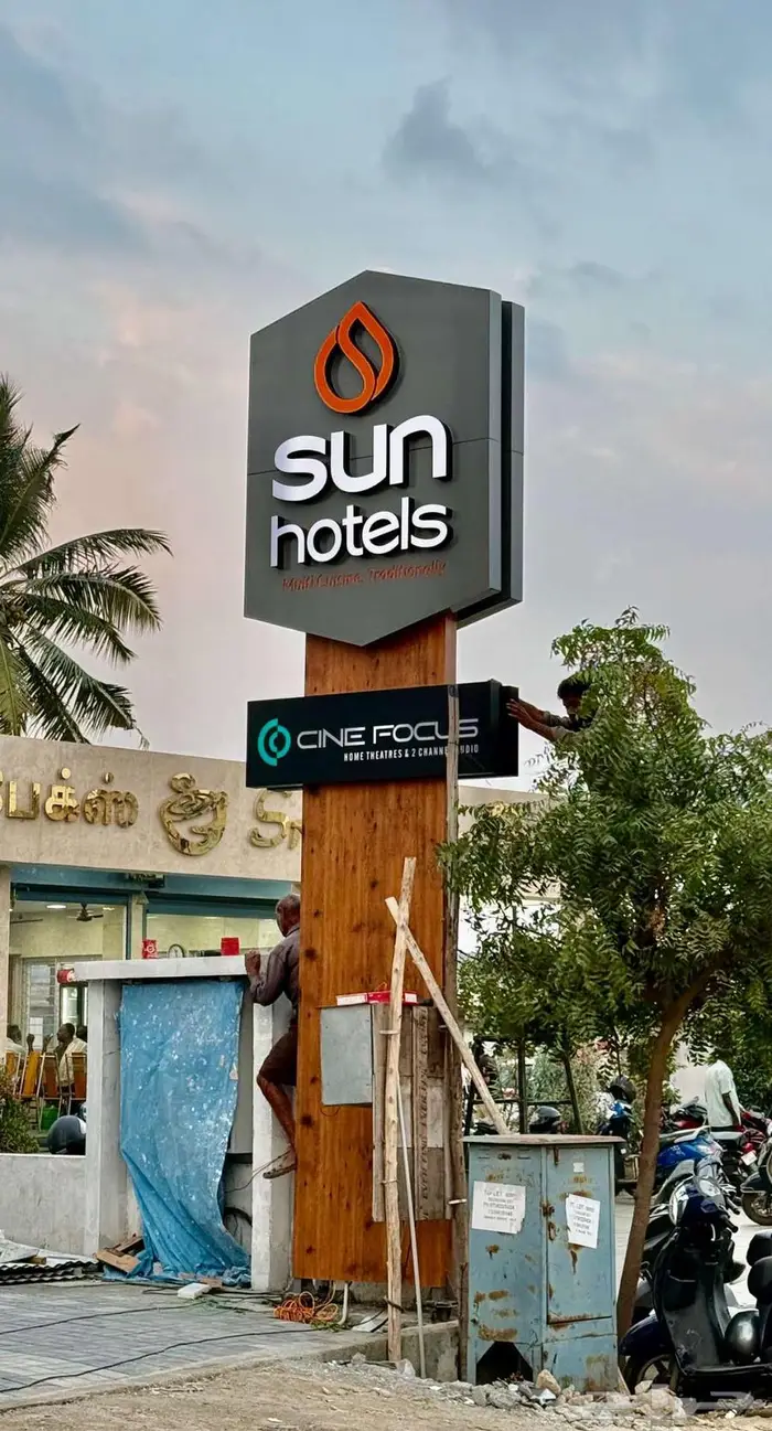 تنفيذ لوحات و لافتات عمودية Pylon Sign 2