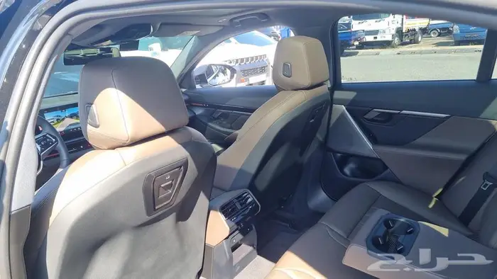 بي ام 520i 2024 اسود 12