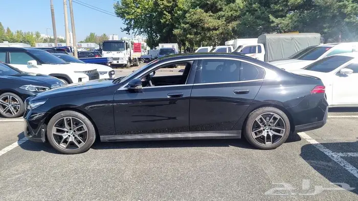 بي ام 520i 2024 اسود 3