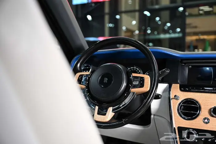 شركة لبريمي لسيارات رولز رويس كولينان 5