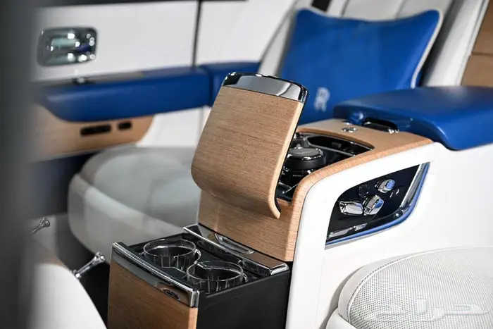 شركة لبريمي لسيارات رولز رويس كولينان 9