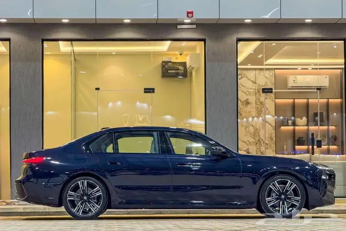BMW 735i M KIT V6 2026 كربون بلاك خليجي 2