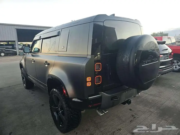 2023 Land Rover Defender 110 V8 5
