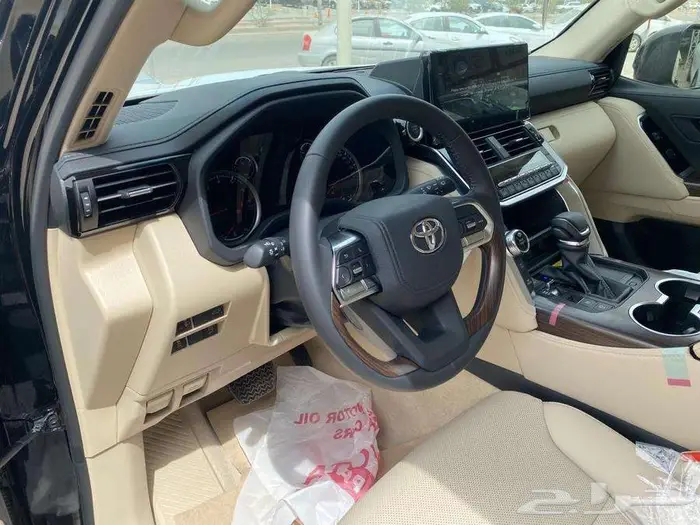 تويوتا لاندكروزر L4 بنزين ابيض 2025 6