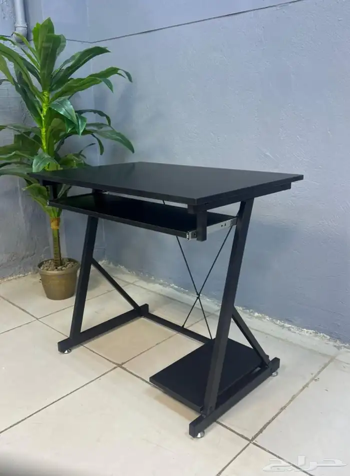 طاولة مكتب بلمسة فنية  متوفرة بأحجام مختلفة. 57