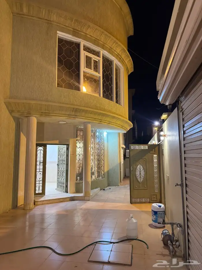 فيلا للايجار في حي المروج بابها 1