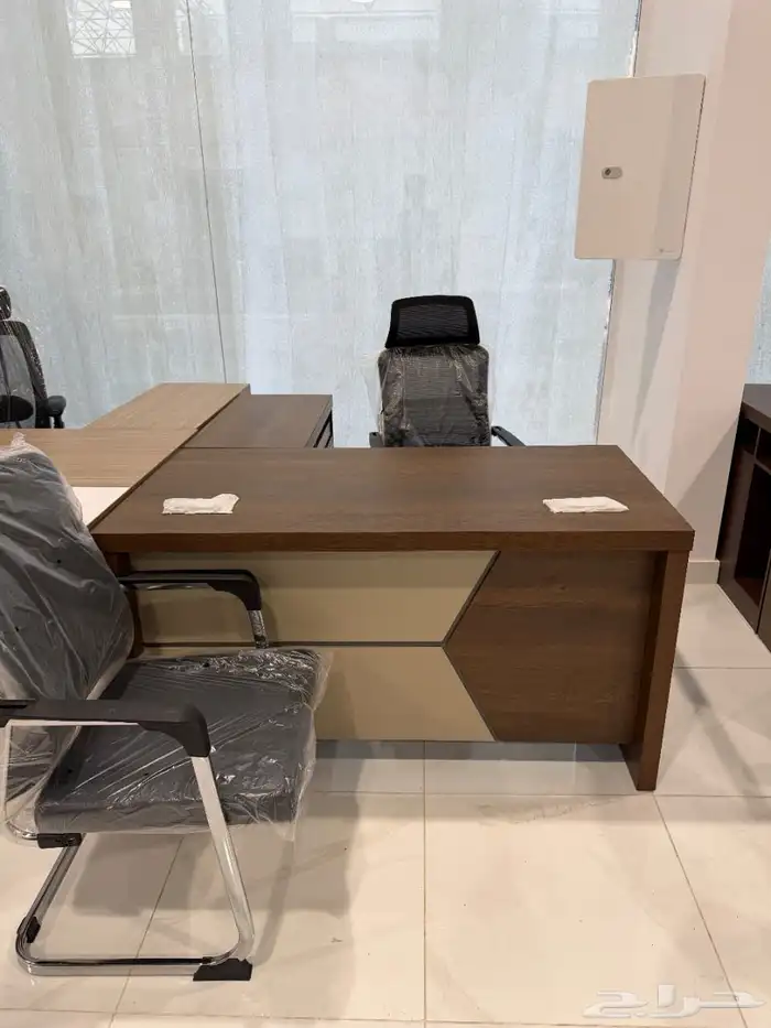 طاولة مكتب بلمسة فنية  متوفرة بأحجام مختلفة. 34