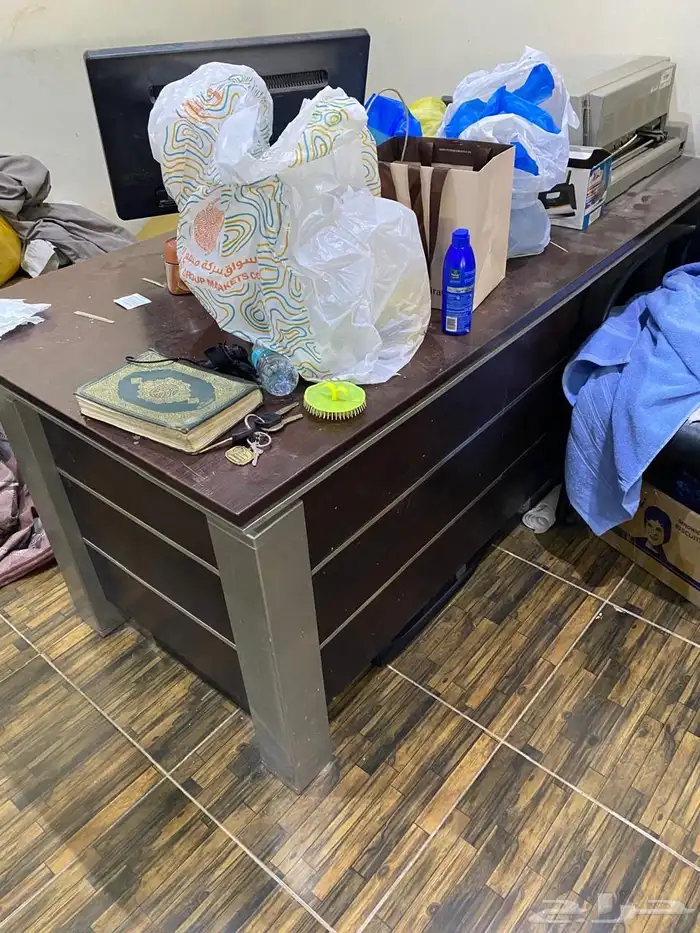 مكاتب موظفين وكنب ودواليب ملفات نظيفه للبيع المستعجل 7