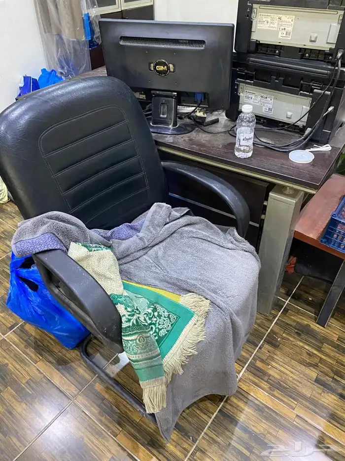 مكاتب موظفين وكنب ودواليب ملفات نظيفه للبيع المستعجل 9