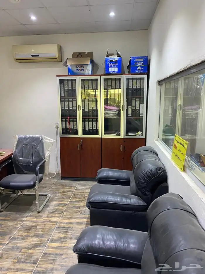 مكاتب موظفين وكنب ودواليب ملفات نظيفه للبيع المستعجل 3