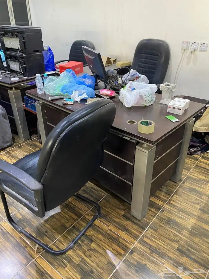 مكاتب موظفين وكنب ودواليب ملفات نظيفه للبيع المستعجل 8