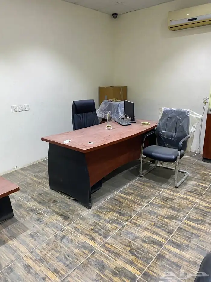 مكاتب موظفين وكنب ودواليب ملفات نظيفه للبيع المستعجل 0